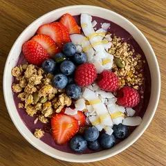 Imagen 3 — A colorful acai bowl topped with fresh berries, gr