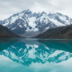 Imagen 3 — A turquoise glacial lake surrounded by snow-capped