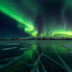 Imagen 3 — A frozen lake with cracks in the ice, Northern Lig