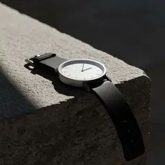 Imagen 3 — A minimalist wristwatch with a black leather strap
