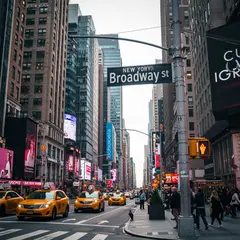 Imagen 3 — A street sign at the intersection of BROADWAY and 