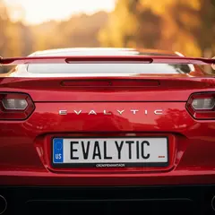 Imagen 3 — A license plate reading EVALYTIC on the back of a 