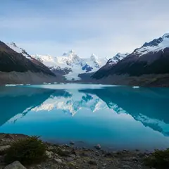 Imagen 4 Fast — A turquoise glacial lake surrounded by snow-capped