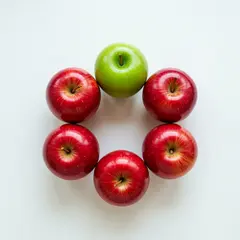 Imagen 4 — Five red apples arranged in a circle on a white ta
