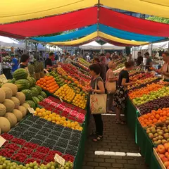 Imagen 4 — A busy farmer's market scene with at least six dif