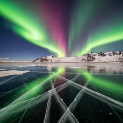 Imagen 4 — A frozen lake with cracks in the ice, Northern Lig