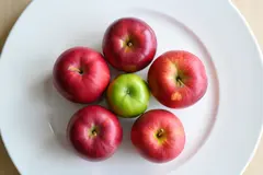 Reve v1.0 — Five red apples arranged in a circle on a white ta