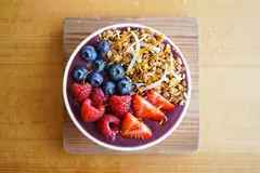 Reve v1.0 — A colorful acai bowl topped with fresh berries, gr