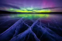 Reve v1.0 — A frozen lake with cracks in the ice, Northern Lig