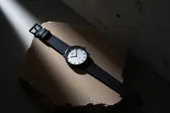 Reve v1.0 — A minimalist wristwatch with a black leather strap